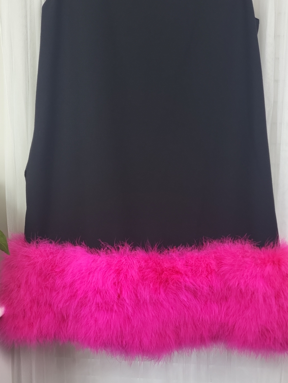 Lisa Perry Barneys New York Black Shift Dress with Hot Pink Feather Trim. Size 8 - Picture 3 of 16